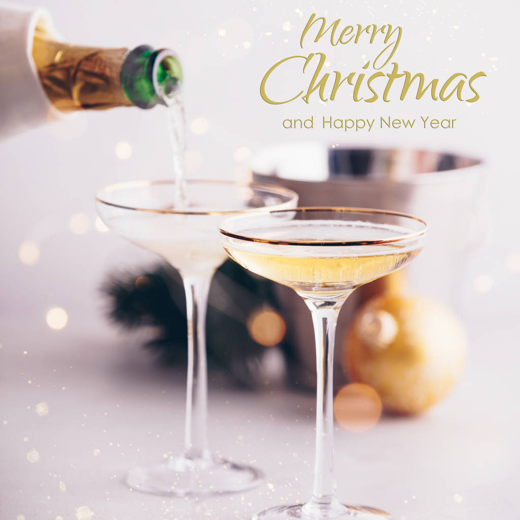 Champagne versé dans des verres et des décorations de Noël avec du texte
 - Photo, image