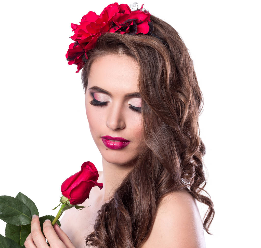 Nahaufnahme. Porträt einer glamourösen Frau mit roter Rose. - Foto, Bild