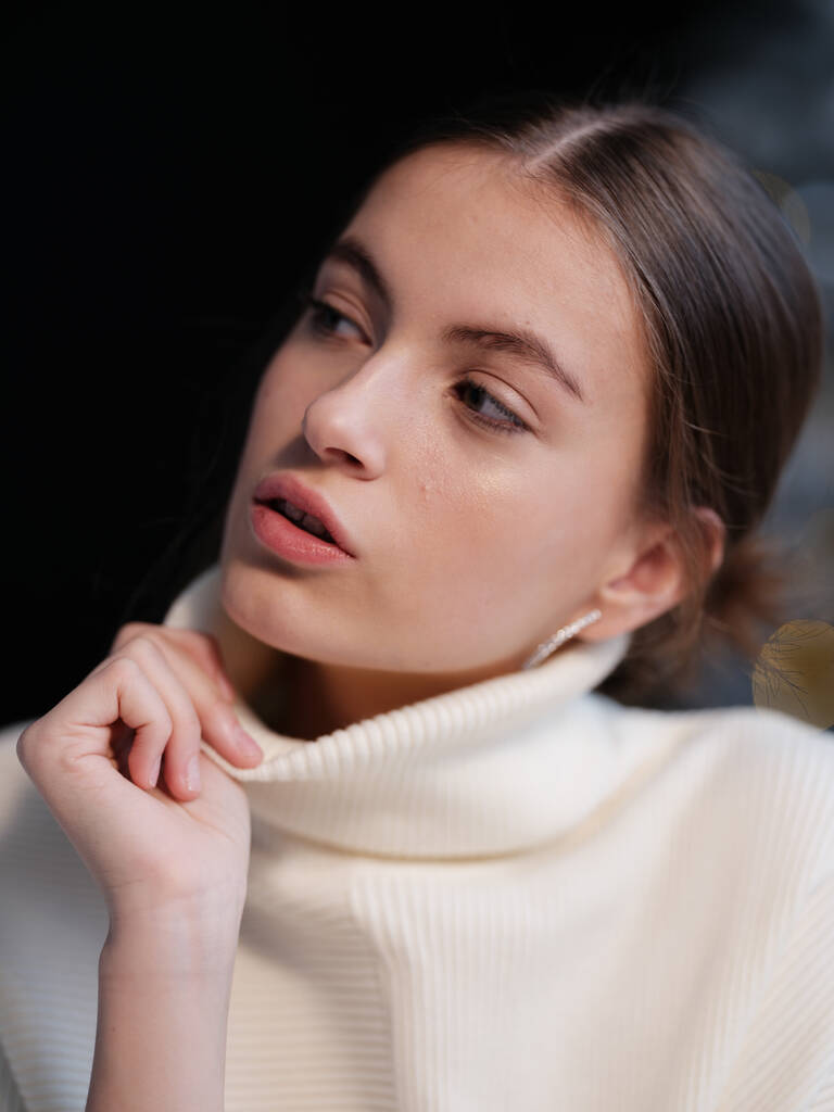portrét mladé atraktivní ženy v béžovém svetru na pozadí bokeh  - Fotografie, Obrázek