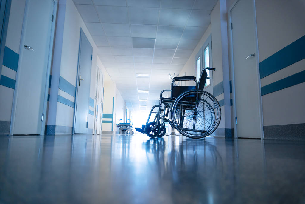 Hastane koridorunda tıbbi tekerlekli sandalye..  - Fotoğraf, Görsel