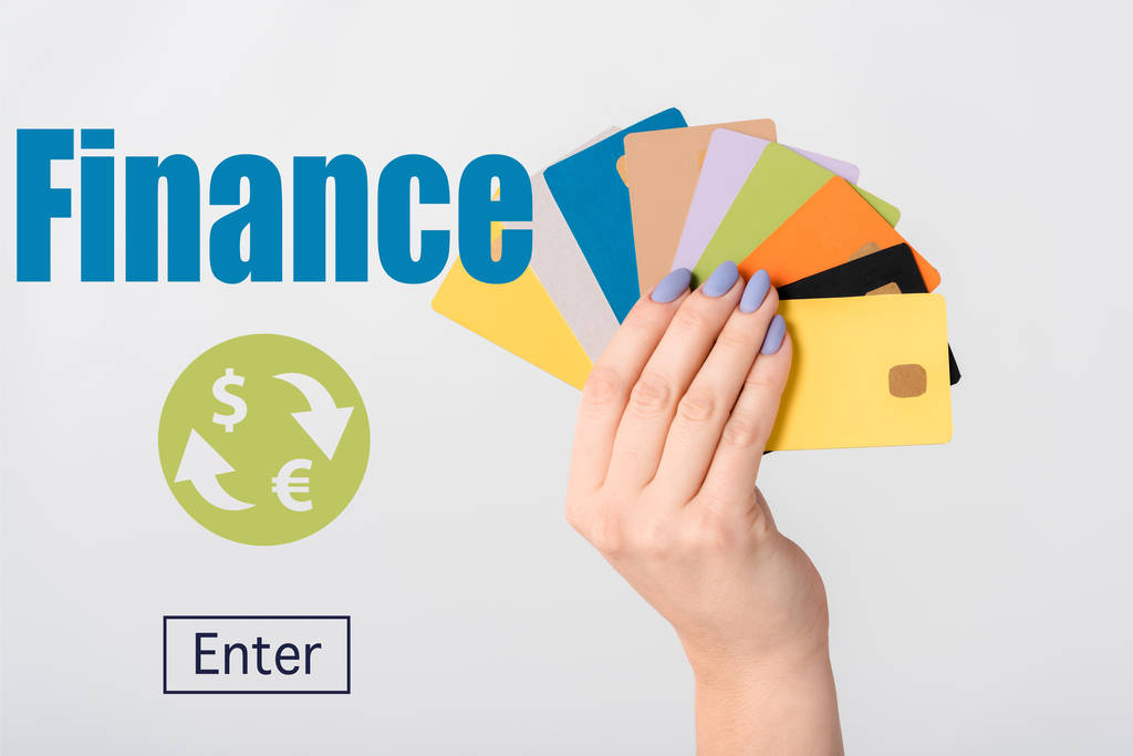 bijgesneden weergave van vrouw met kleurrijke credit card sjablonen in de buurt van financiën brieven op wit  - Foto, afbeelding