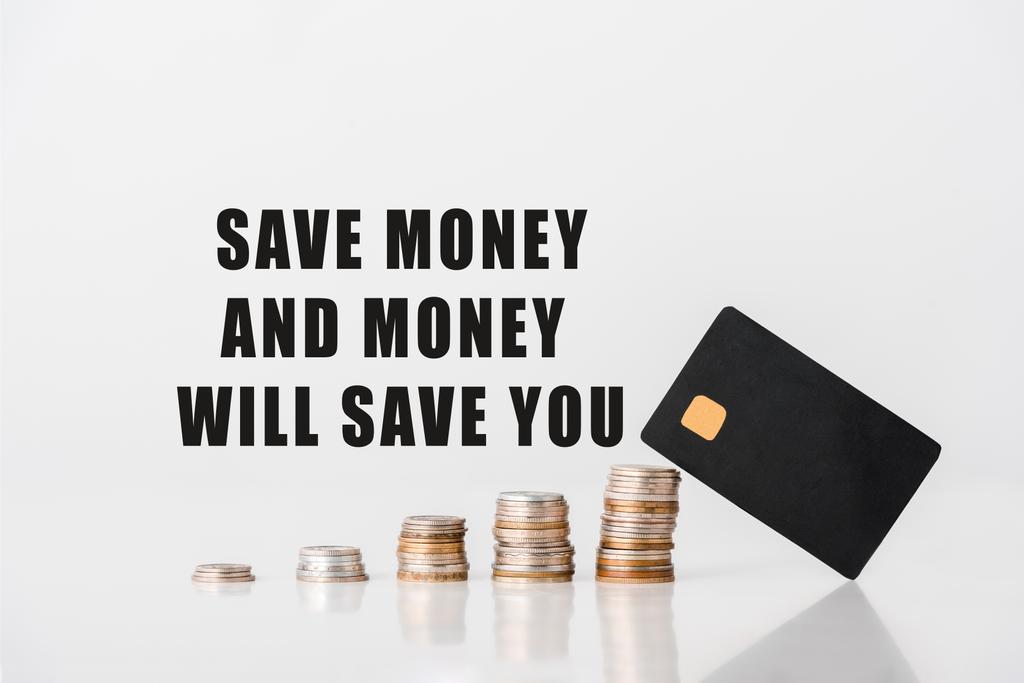 Stapel von Silber- und Goldmünzen in der Nähe von Kreditkarten-Vorlage und sparen Sie Geld und Geld sparen Sie Buchstaben auf weiß  - Foto, Bild