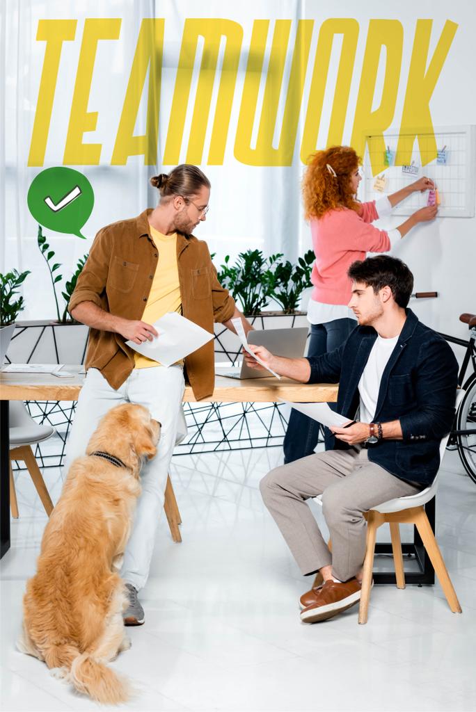 guapos amigos haciendo papeleo y golden retriever sentado en la oficina con ilustración de trabajo en equipo
 - Foto, imagen