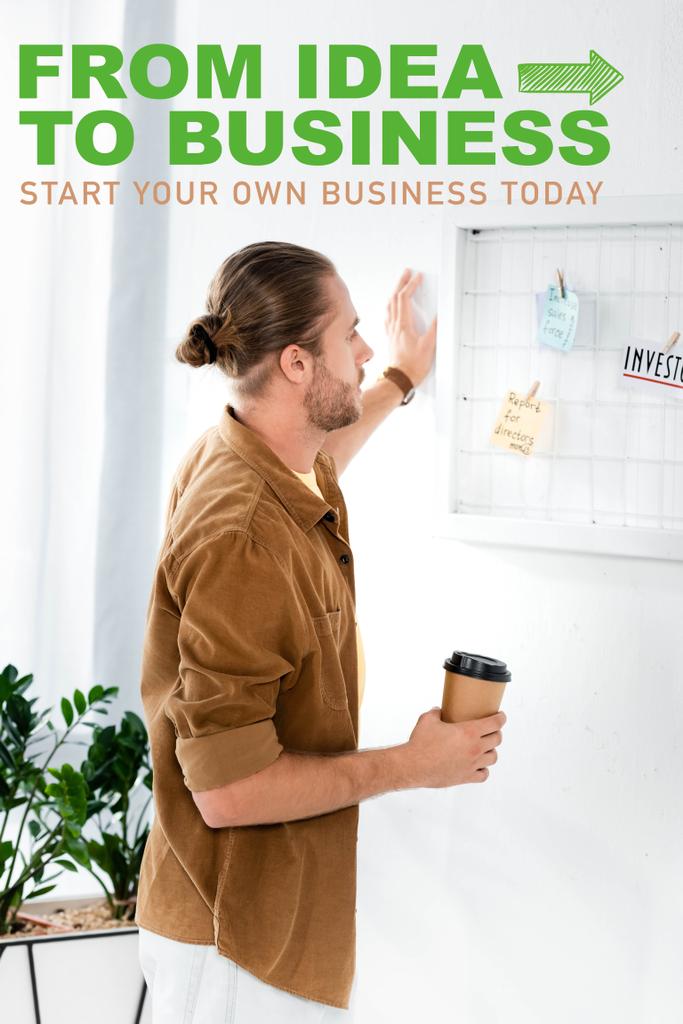 schöner Mann im Hemd schaut auf weiße Pappe und hält Pappbecher im Büro mit von der Idee bis zur Geschäftsillustration, Startup-Konzept - Foto, Bild