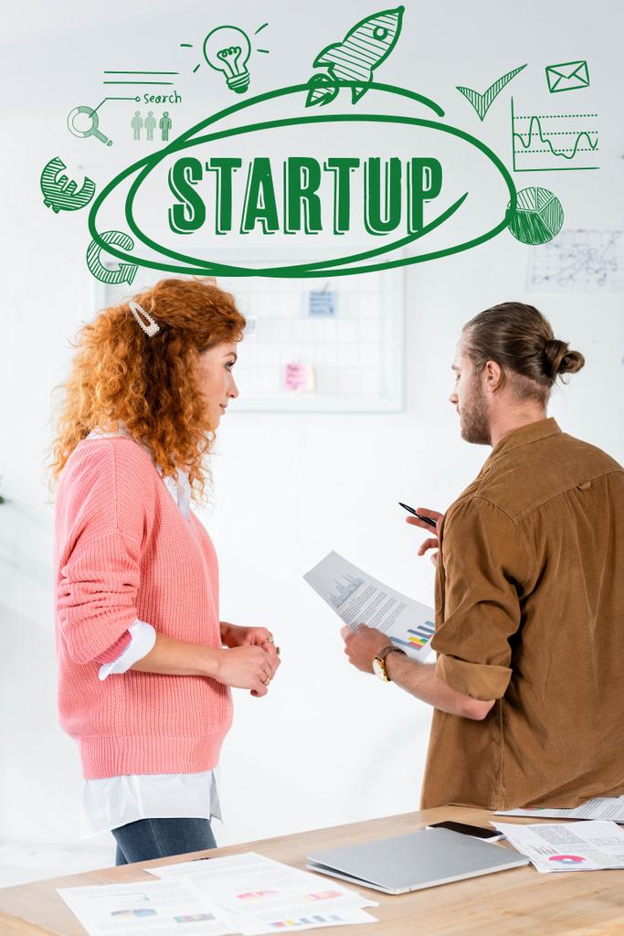 Rückansicht von zwei Freunden, die sich im Büro mit Start-up-Illustration unterhalten und Papierkram erledigen - Foto, Bild