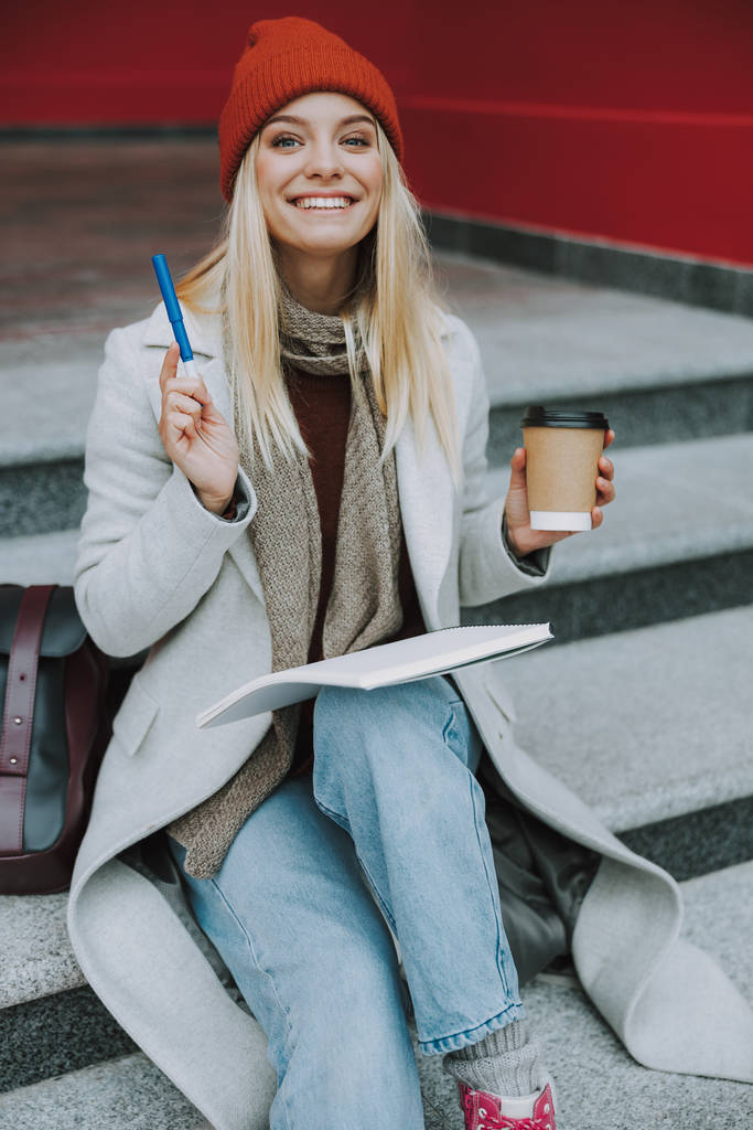 Estudante bonita com caneta e café para ir
 - Foto, Imagem