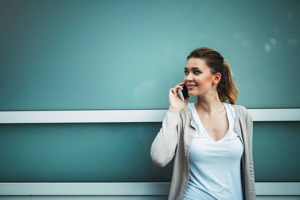 Bizneswoman mówiąca przez telefon na ulicy - Zdjęcie, obraz