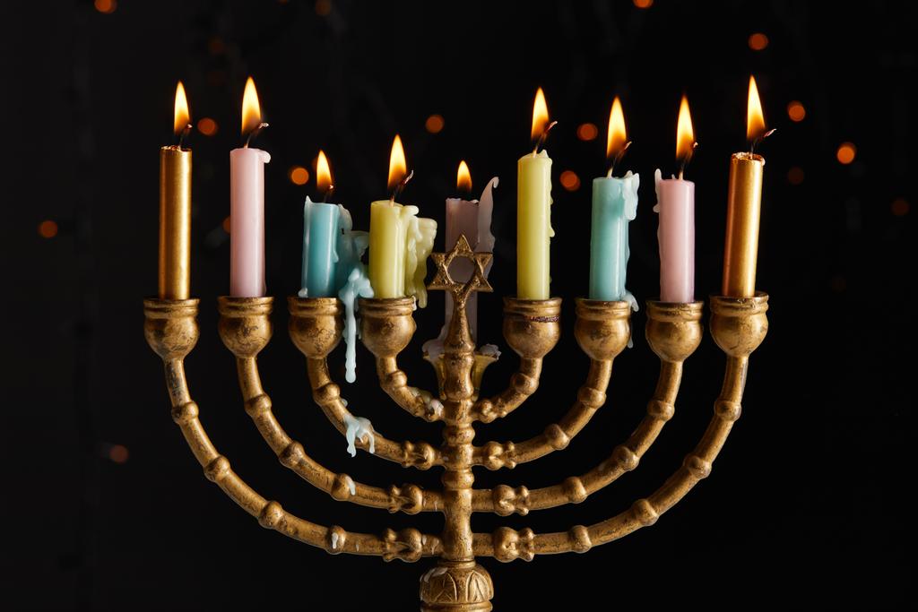 velas brilhantes em menorah no fundo preto com luzes bokeh em Hanukkah
 - Foto, Imagem