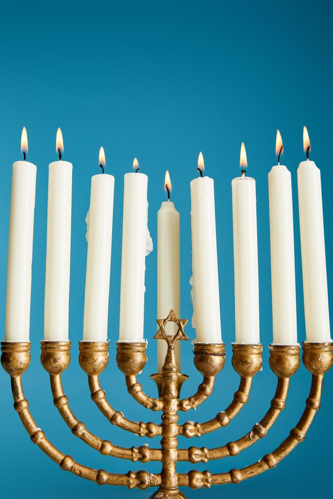brûlant des bougies dans menorah isolé sur bleu
 - Photo, image