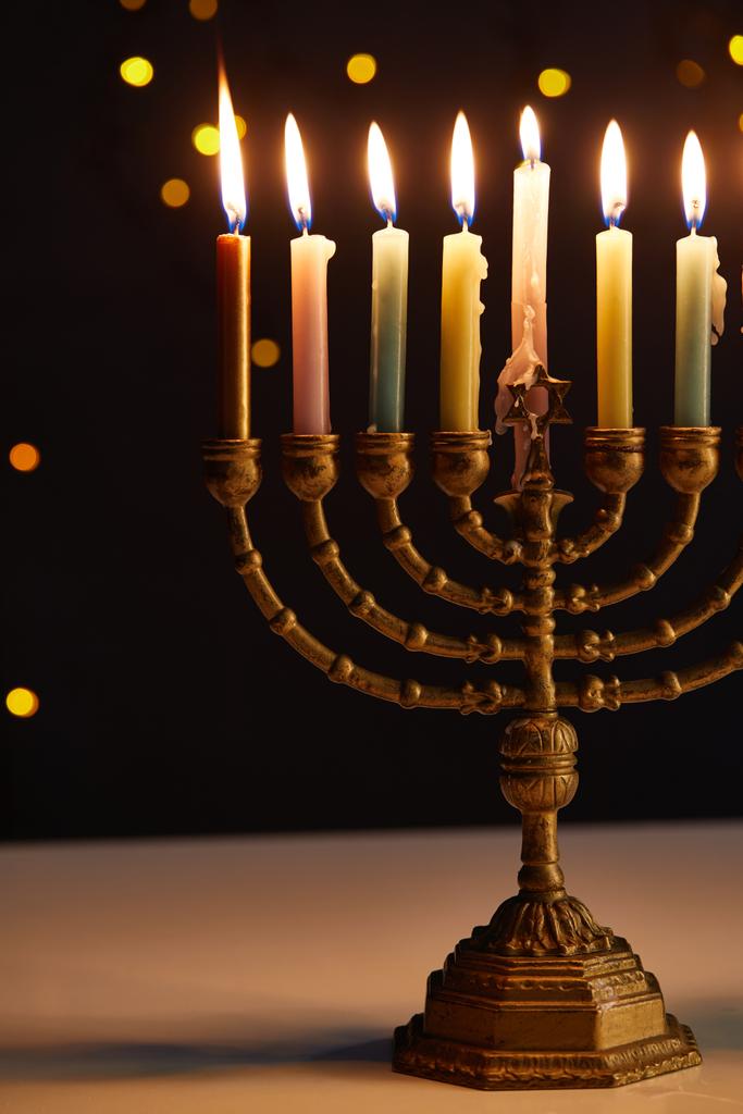 queimando velas em menorah no fundo preto com luzes bokeh em Hanukkah
 - Foto, Imagem