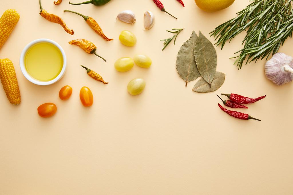 Vista superior de verduras, aceite de oliva y romero sobre fondo beige
 - Foto, imagen