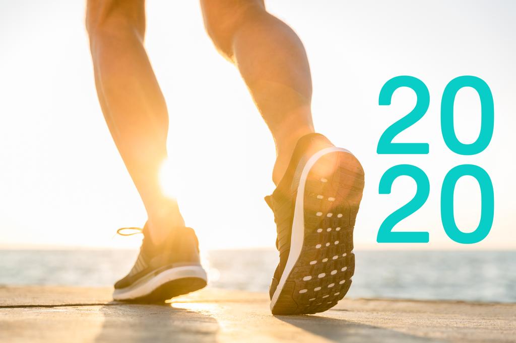 обрізаний вид бігуна в кросівках поблизу 2020 року написи на сонці
 - Фото, зображення