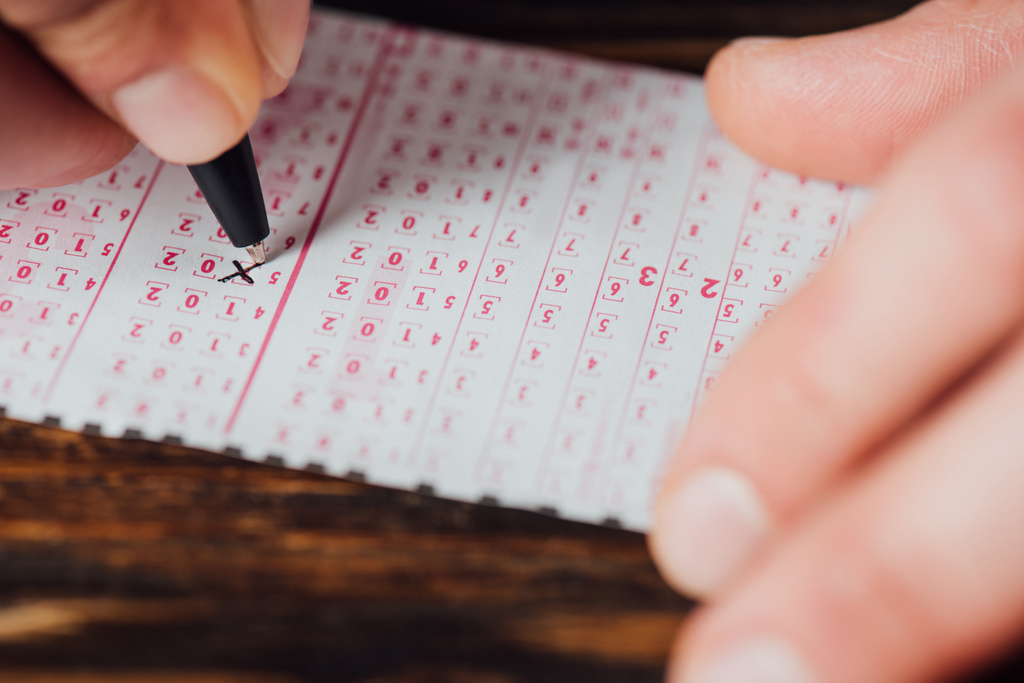 enfoque selectivo de los números de marcación de jugador en el billete de lotería con pluma
 - Foto, Imagen