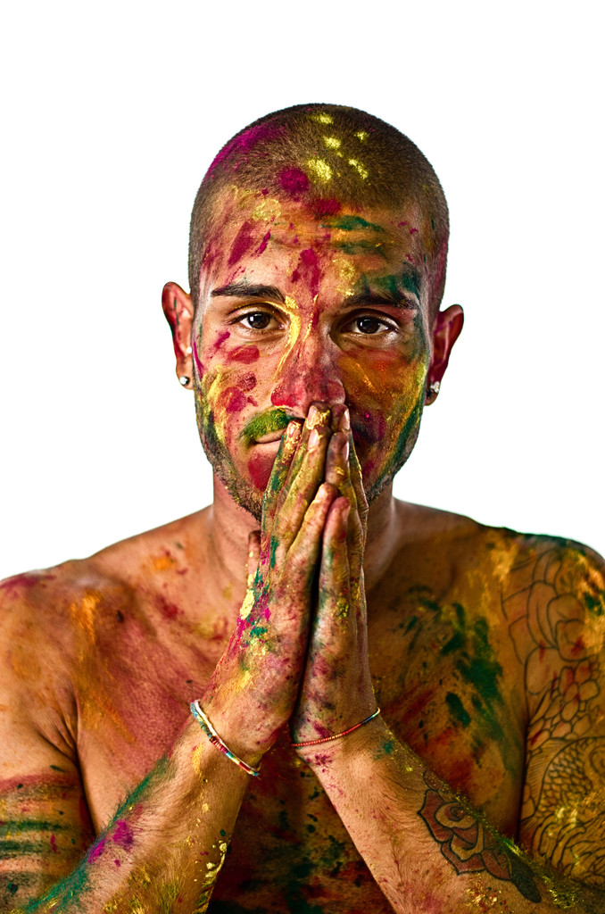 Красивий молодий чоловік зі шкірою всі пофарбовані кольорами, руки в f
 - Фото, зображення