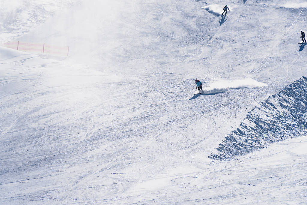 esquiador bajando la montaña
 - Foto, Imagen