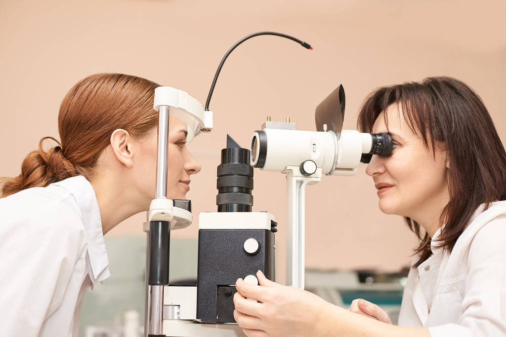 Лікар офтальмолог в екзаменаційній оптичній лабораторії з пацієнткою-жінкою. Медична діагностика для догляду за очима. Лікування вії
 - Фото, зображення
