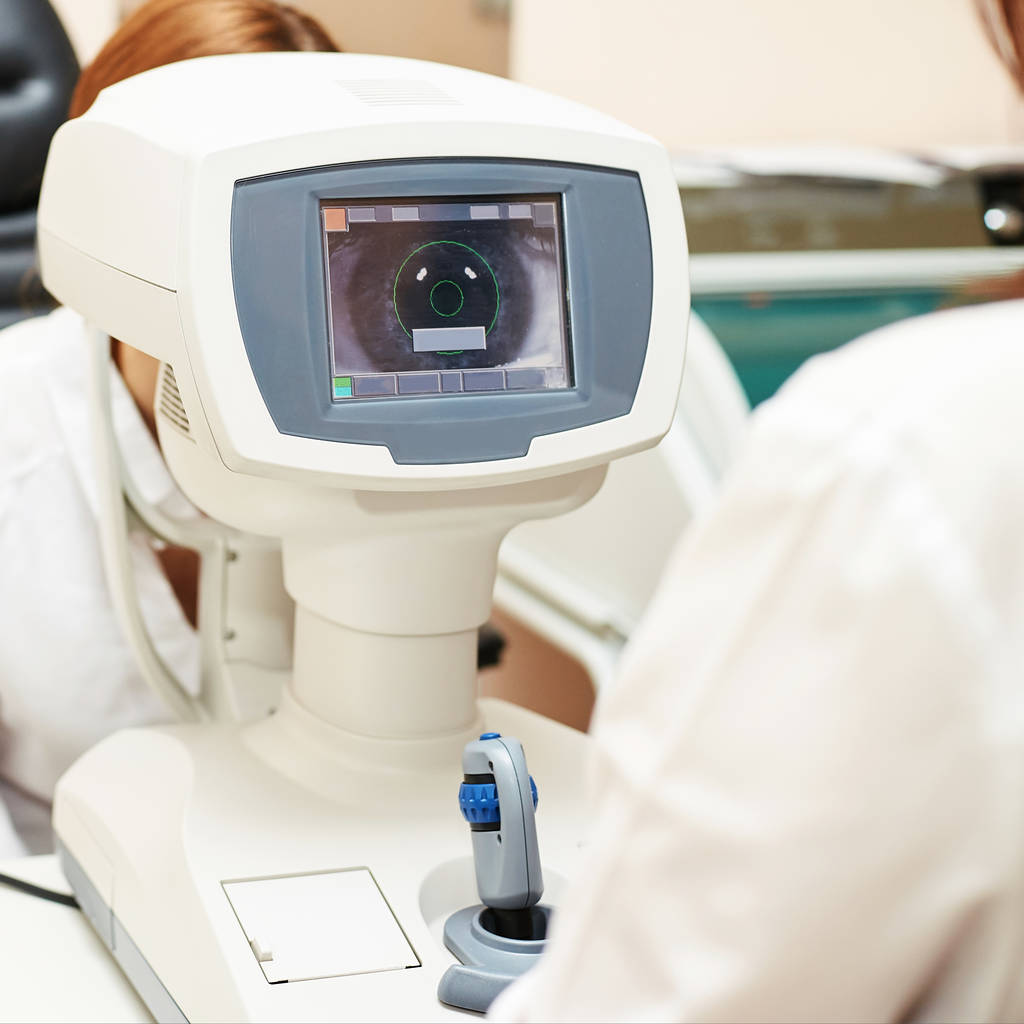oftalmologo medico in laboratorio ottico esame con paziente femminile. Diagnostica oculistica. Trattamento delle palpebre - Foto, immagini