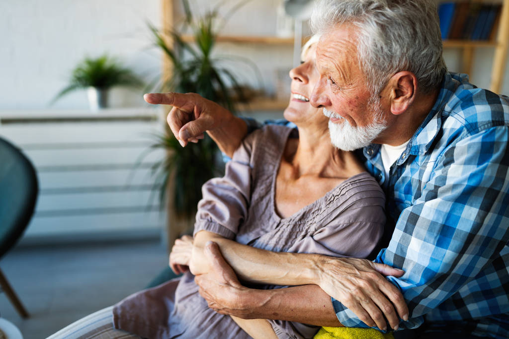 Szczęśliwa para seniorów w miłości przytula się i łączy z prawdziwymi emocjami w domu - Zdjęcie, obraz