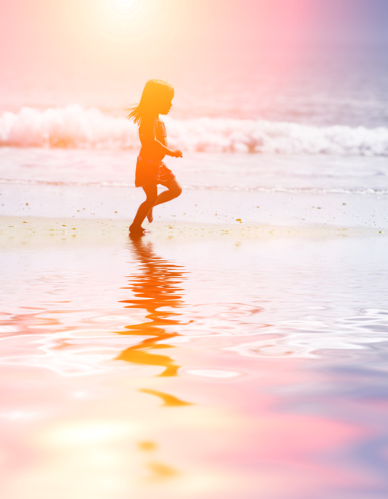Criança correndo na praia
 - Foto, Imagem