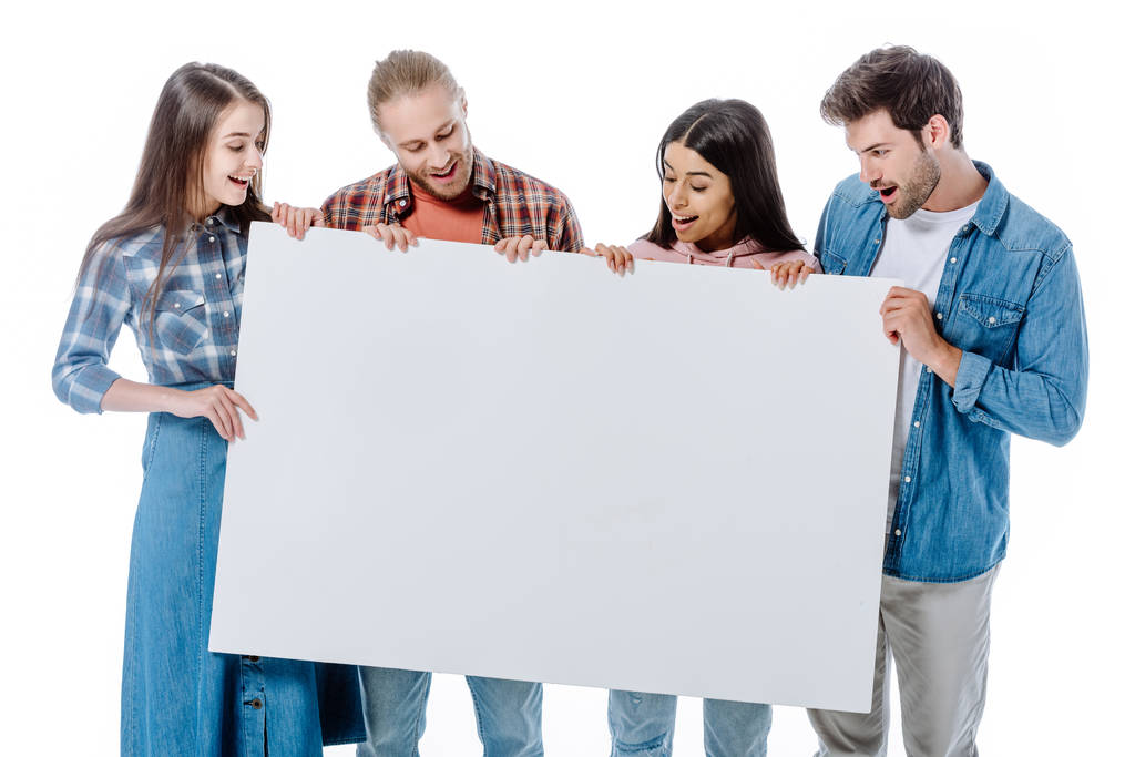 fröhliche multikulturelle Freunde mit leerem Plakat auf weißem Hintergrund - Foto, Bild