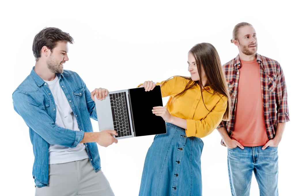 Wütendes Paar teilt Laptop nahe Freund isoliert auf weiß - Foto, Bild