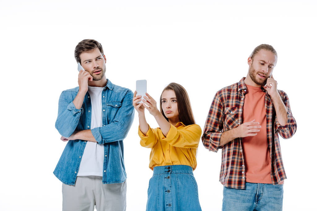 kolme nuorta ystävää käyttää älypuhelimia eristetty valkoinen
 - Valokuva, kuva