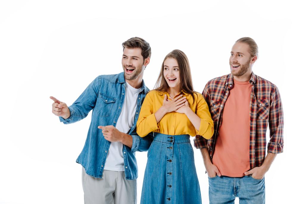 kolme nuorta ystävää nauraa ja osoittaa sormella eristettynä valkoiseen
 - Valokuva, kuva