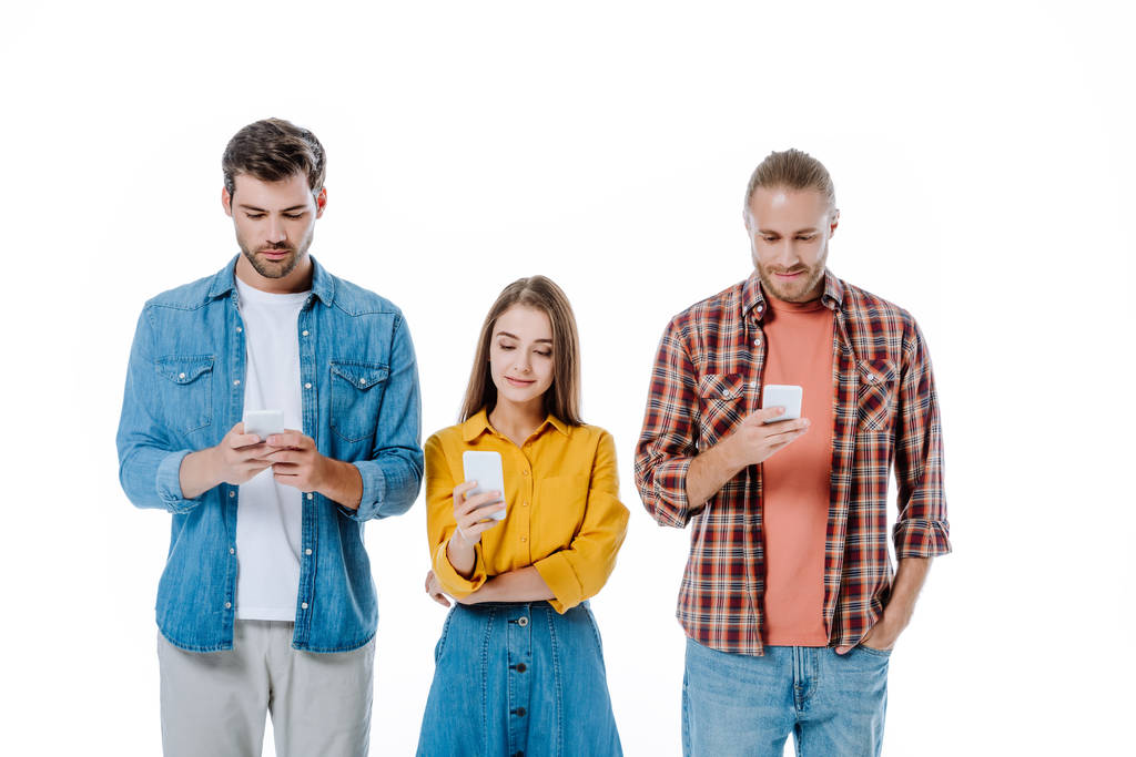 három fiatal barát használ okostelefonokat elszigetelt fehér - Fotó, kép