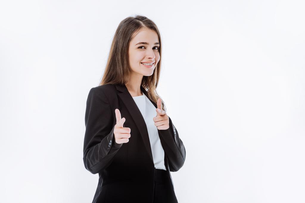sonriente mujer de negocios confiada en traje apuntando con los dedos a la cámara aislada en blanco
 - Foto, Imagen