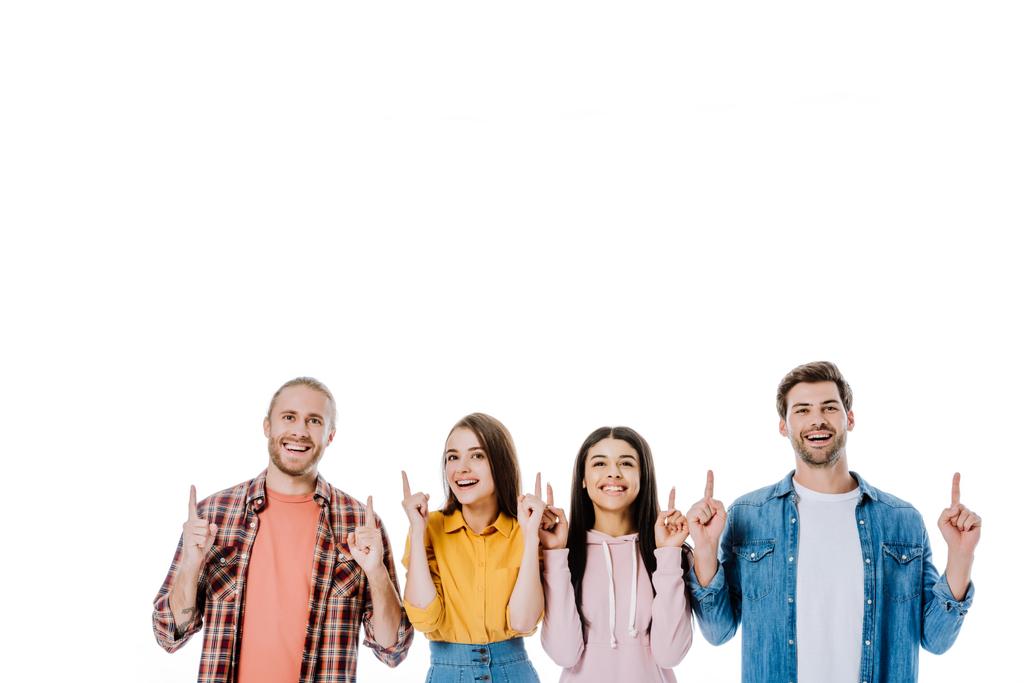 heureux amis multiculturels pointant avec les doigts vers le haut isolé sur blanc
 - Photo, image