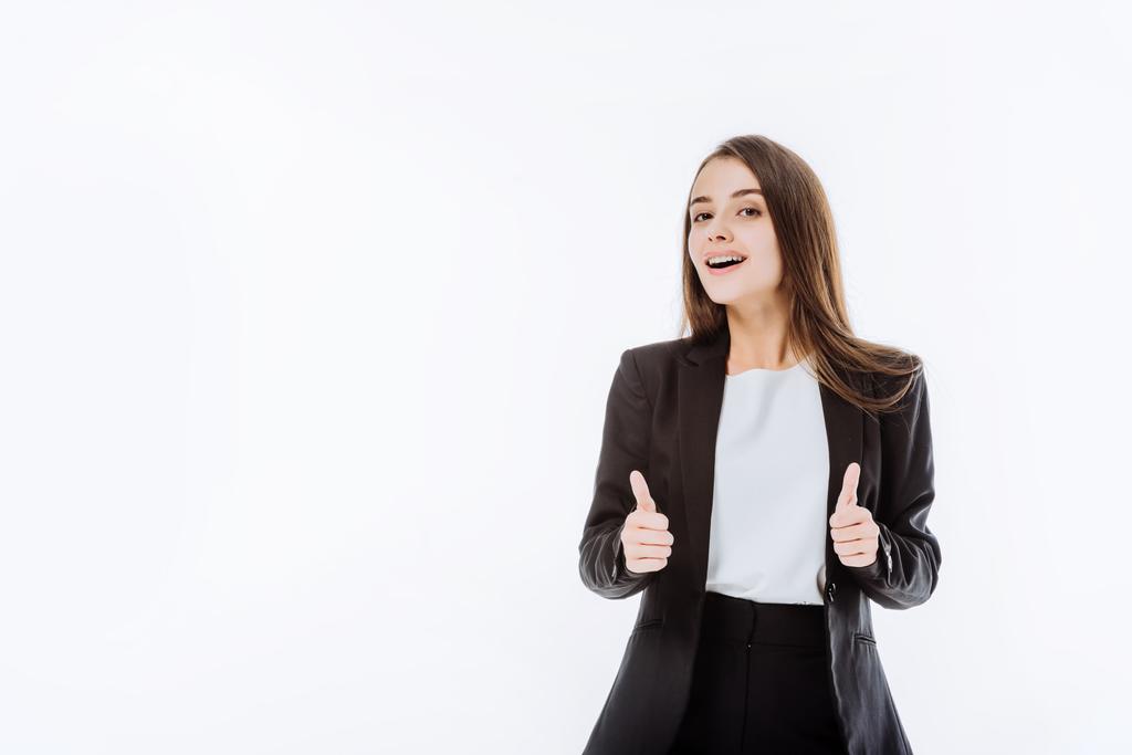 szczęśliwy businesswoman w garniturze pokazując kciuki w górę na biały - Zdjęcie, obraz