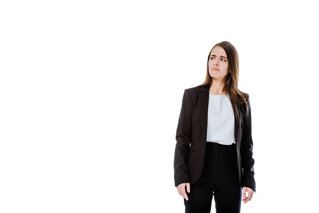 незадоволена бізнес-леді в костюмі дивиться ізольовано на білому
 - Фото, зображення