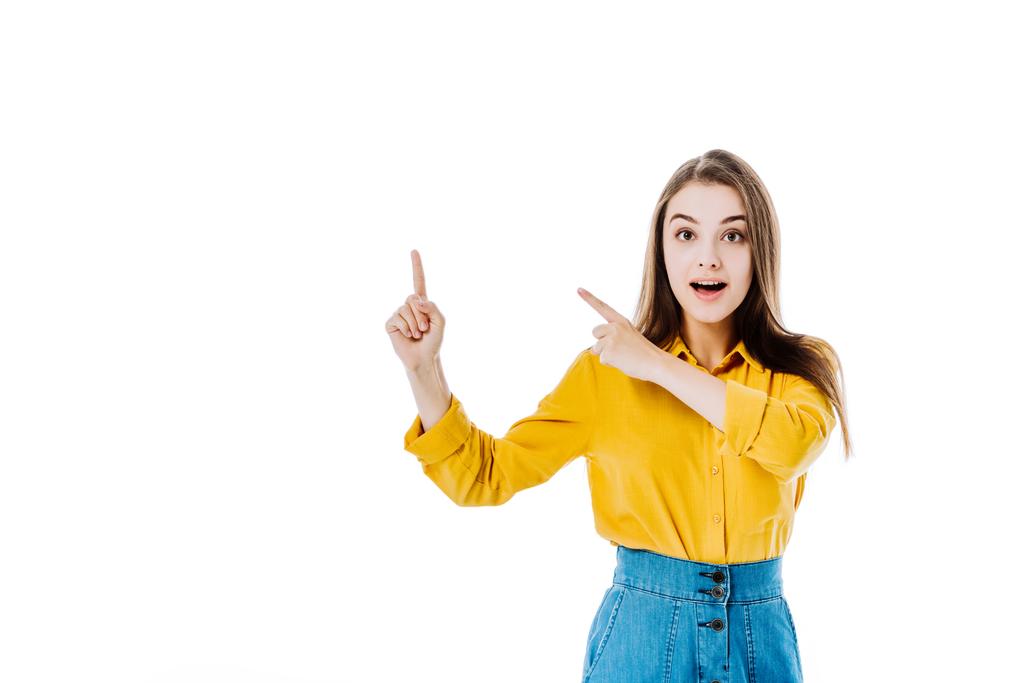 menina atraente surpresa apontando com os dedos isolados no branco
 - Foto, Imagem