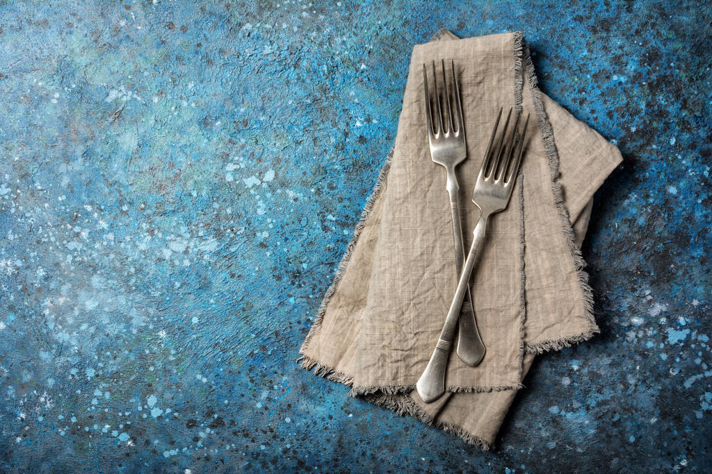 Dos tenedor de plata vintage en servilleta de lino
 - Foto, Imagen