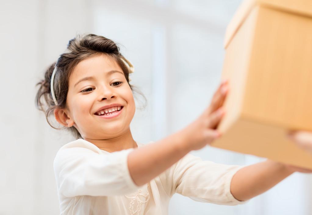 šťastné dítě dívka s krabičky - Fotografie, Obrázek