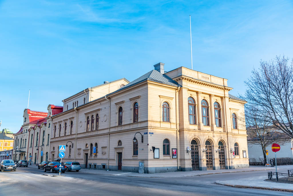 スウェーデンのSundsvallにある黄色の劇場の眺め - 写真・画像