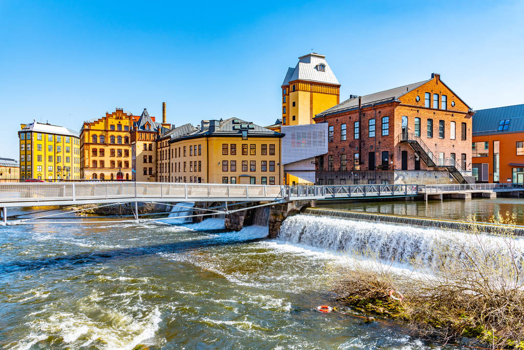 スウェーデン、ノルコーピングの工業中心部の川の急流 - 写真・画像