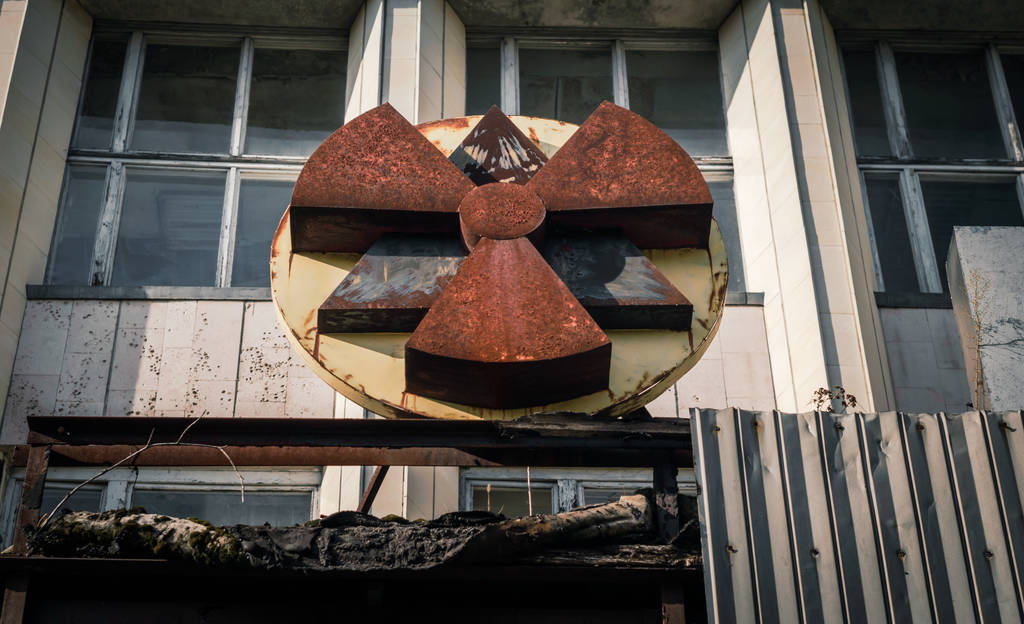 radioaktivní symbol na fasádě budovy v Černobylu - Fotografie, Obrázek