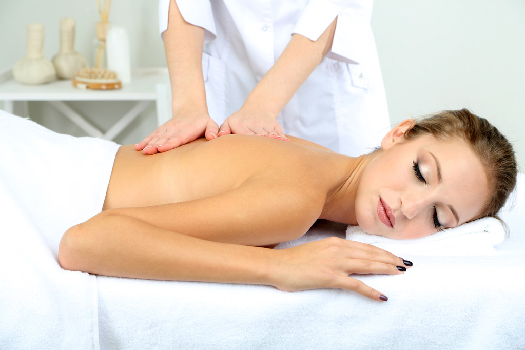 Красива молода жінка має масаж спини крупним планом
 - Фото, зображення