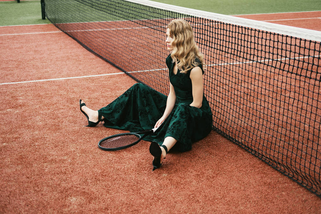 Lujo glamour moda mujer en tenis pista celebración raqueta y posando como modelo - Foto, Imagen