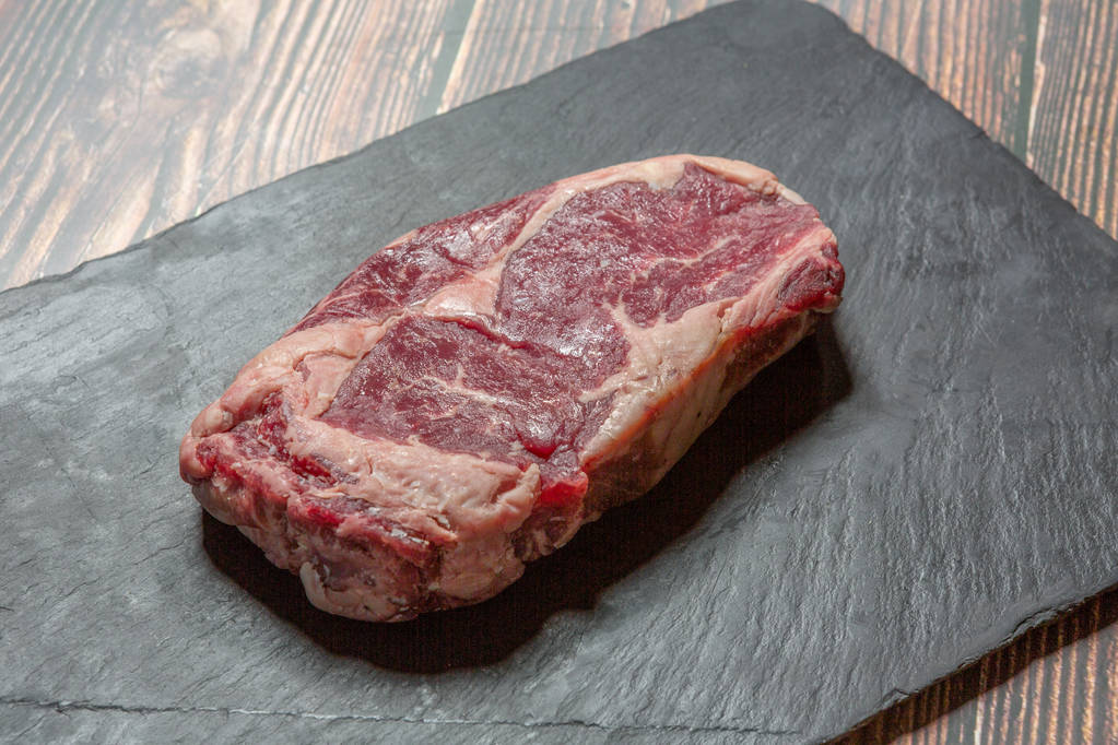 Nyers steak fekete kövön - Fotó, kép