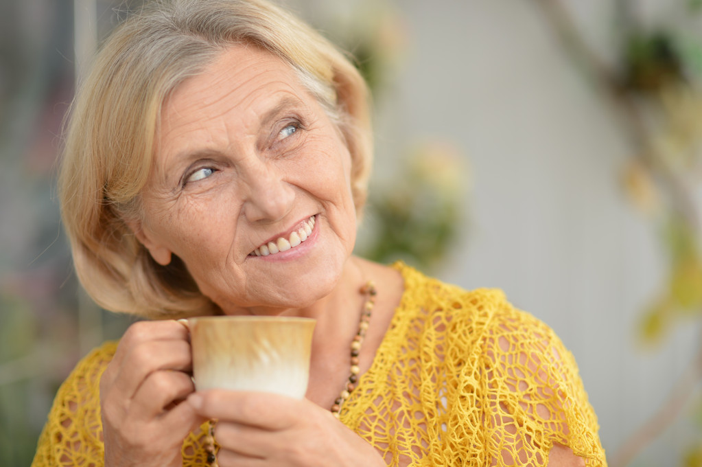 Valkoihoinen iäkäs nainen kotona
 - Valokuva, kuva