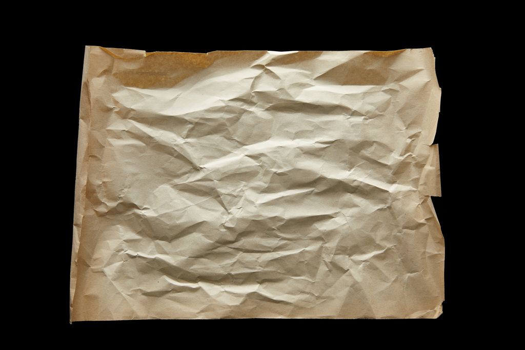 сверху вид пустой скомканной винтажной бумаги, изолированной на черном
 - Фото, изображение
