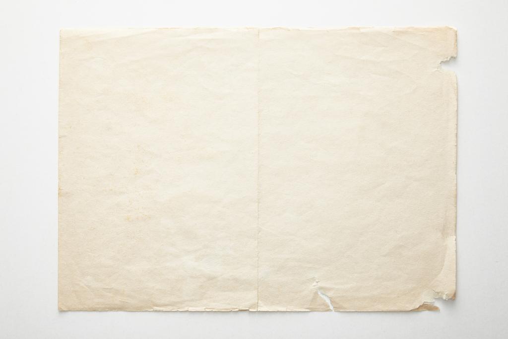 widok z góry pustego papieru vintage na białym tle - Zdjęcie, obraz