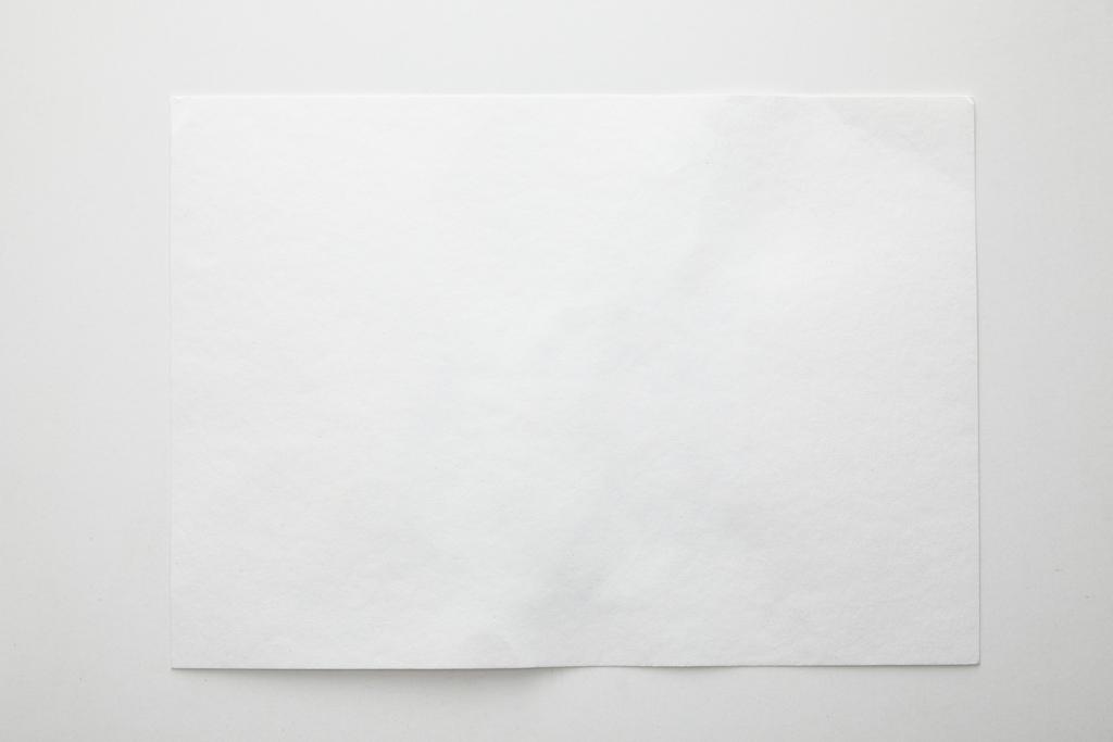 Beyaz arkaplan üzerindeki boş kağıdın üst görünümü - Fotoğraf, Görsel