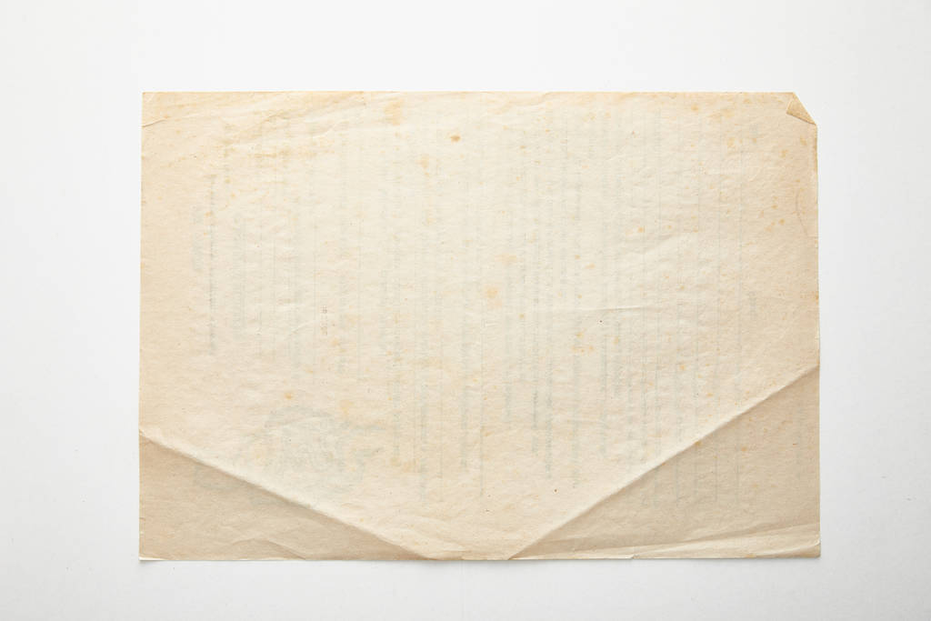 Beyaz arkaplan üzerindeki boş eski kağıdın üst görünümü - Fotoğraf, Görsel