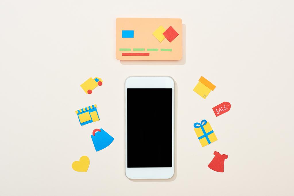 Ansicht der Kreditkartenvorlage in der Nähe von Symbolen und Smartphone auf weißem Hintergrund - Foto, Bild