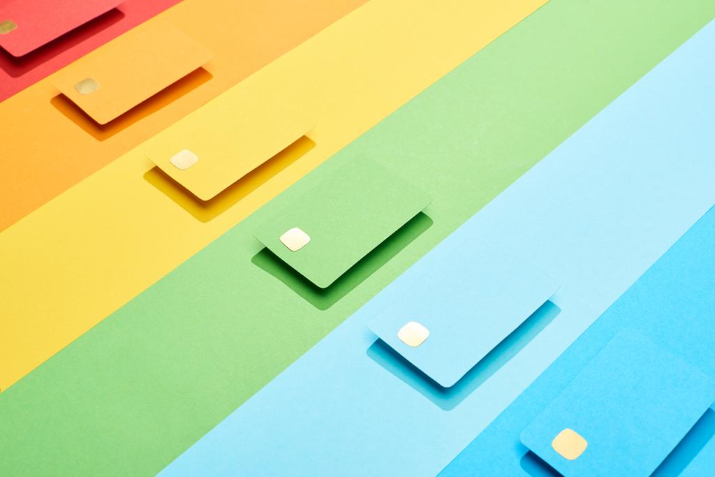 tarjetas de crédito vacías multicolores sobre fondo de arco iris
 - Foto, imagen