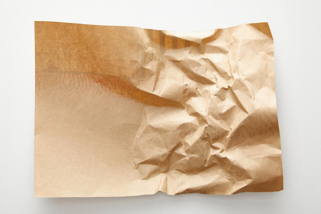 vista superior de papel artesanal crumpled vazio sobre fundo branco
 - Foto, Imagem