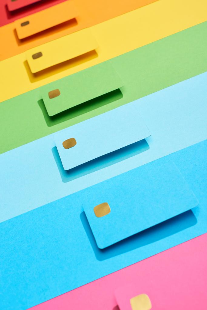 cartes de crédit vides multicolores sur fond arc-en-ciel
 - Photo, image
